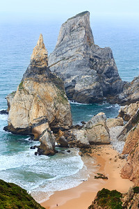 在多云的天气下大西洋海岸巨石和悬崖葡萄牙罗卡角CapeRocaCabodaRoca的景象海滩上人是无法辨认图片