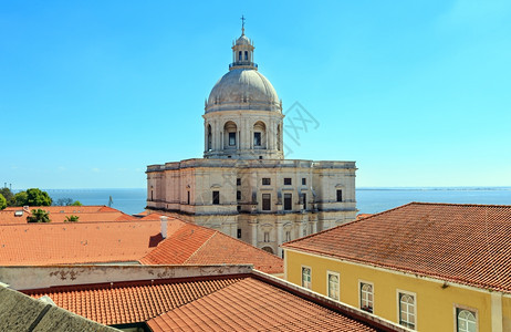 圣恩格拉西亚教堂17世纪和葡萄牙里斯本修道院屋顶的海景图片