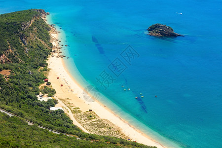 夏季海岸风景与沙尘般的波蒂尼霍海滩葡萄牙塞图巴尔Arrabida自然公园的顶端景色所有人都无法辨认图片