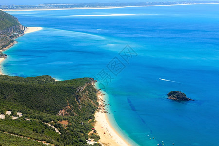 夏季沿海风景与沙尘般的波蒂诺海滩葡萄牙塞图巴尔Arrabida自然公园的顶端景色所有民族都无法辨认图片