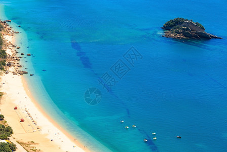 夏季沿海风景与沙尘般的波蒂诺海滩葡萄牙塞图巴尔Arrabida自然公园的顶端景色所有民族都无法辨认图片