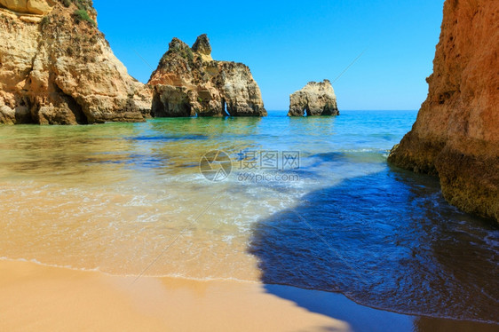 从DosTresIrmaos沙滩PortimaoAlvorAlgarve葡萄牙观看海景图片