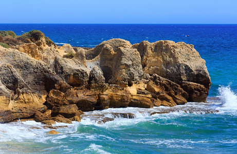 夏季大西洋岩石海岸与浪喷洒的夏季风景阿尔布费拉郊区阿尔加维葡萄牙图片