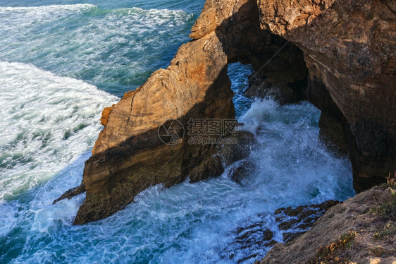 葡萄牙阿摩雷拉海滩附近的大西洋海岩石岸图片