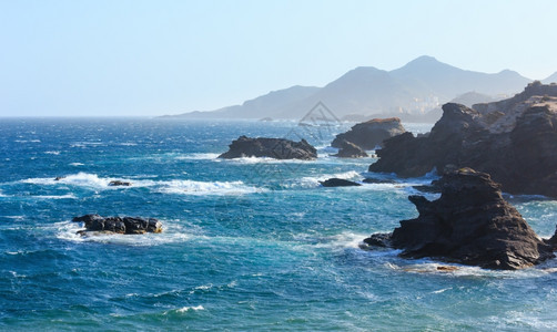 大西洋海岩石岸风景混乱的暴天气科斯塔布兰卡西班牙图片