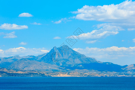 贝尼多姆市海岸夏季风景和蓝天岩石有云背景西班牙阿利坎特科斯布兰卡图片