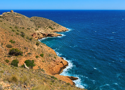 地中海夏季岸景观有防御塔废墟贝尼多姆附近布兰卡岛阿利坎特西班牙图片