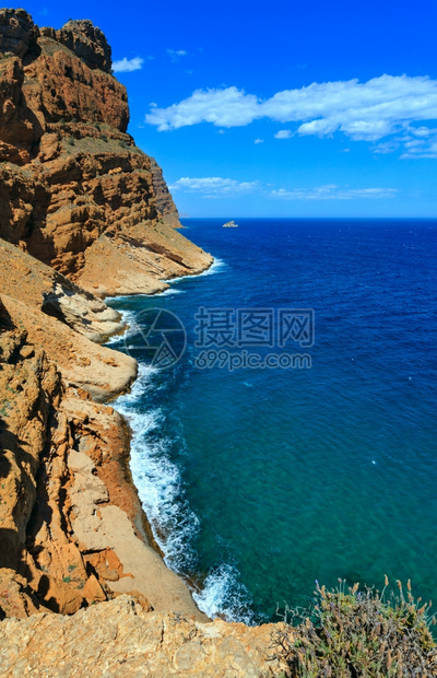 贝尼多姆市西班牙阿利坎特科斯塔布兰卡附近夏季地中海洋岩石岸景观图片