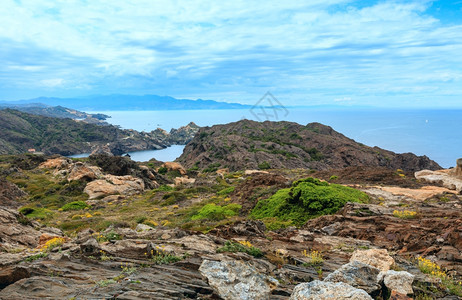 西班牙加泰罗尼亚CostaBrava的Creus角地中海岩石岸夏季风景图片