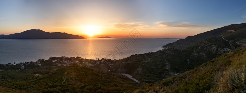 亚得里海日落岸顶端全景Orikum和Vlore之间的海岸阿尔巴尼亚图片