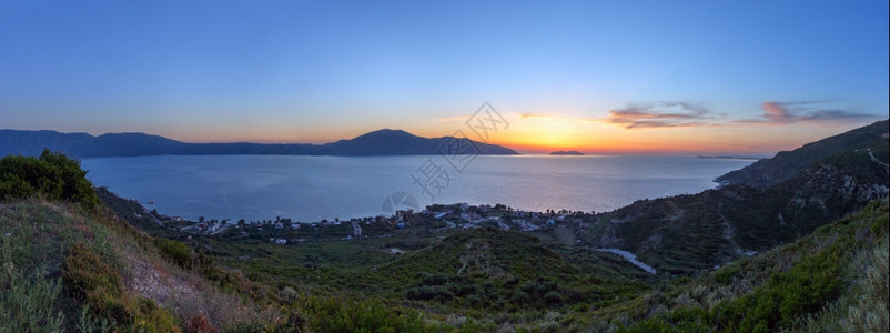 亚得里海日落岸顶端全景Orikum和Vlore之间的海岸阿尔巴尼亚图片