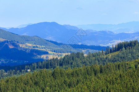 山坡上有森林的夏季山地景观喀尔巴阡山乌克兰最高霍夫纳区伊万诺弗兰基夫斯克地区图片