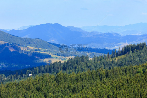 山坡上有森林的夏季山地景观喀尔巴阡山乌克兰最高霍夫纳区伊万诺弗兰基夫斯克地区图片