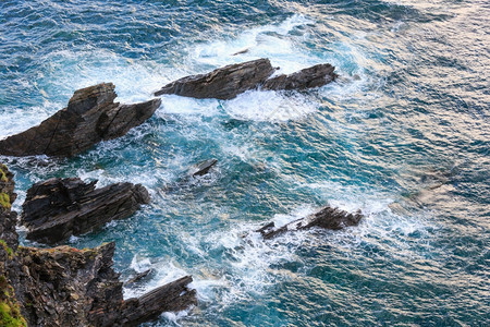 大西洋海岩石岸靠近卢阿尔卡岛斯图里亚岛西班牙图片