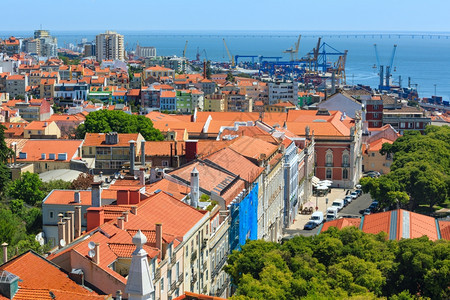 葡萄牙里斯本修道院屋顶上有起重机和城市景色的海港图片