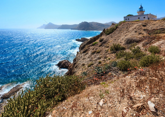 地中海洋夏季岩石岸风景和灯塔ElHoyodelFaro西班牙科斯塔布兰卡港图片