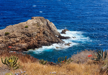 地中海洋夏季岩石岸观察PortmanCostaBlanca西班牙图片