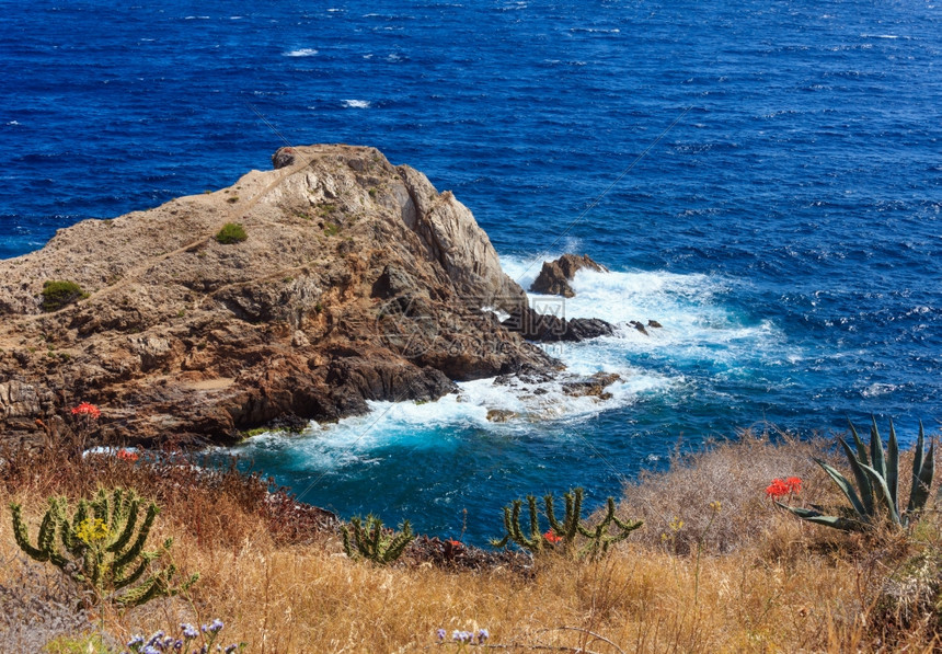 地中海洋夏季岩石岸观察PortmanCostaBlanca西班牙图片