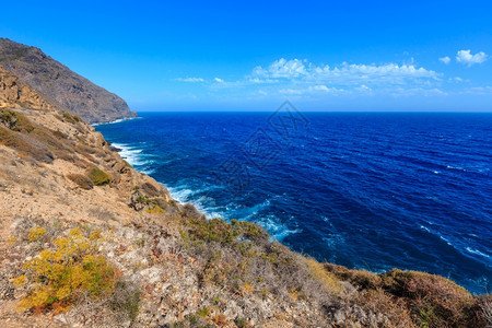 地中海洋夏季岩石岸视图波特曼湾科斯塔布兰卡西班牙图片