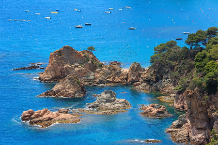 夏季海洋岩石岸景观有许多船只西班牙图片