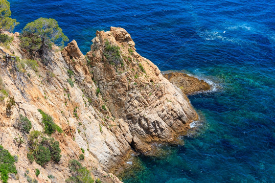 夏季海洋岩石岸景观西班牙图片