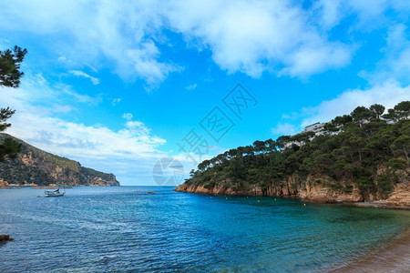 从海滩帕拉莫斯附近布瓦海岸加泰罗尼亚西班牙看夏季海洋岩石岸图片