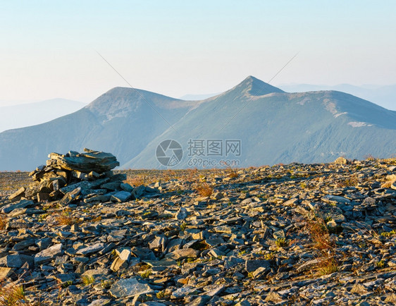 喀尔巴阡山最高风景来自伊赫罗维茨山乌克兰Gorgany的石峰顶图片