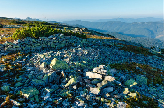 喀尔巴阡山最高风景来自伊赫罗维茨山乌克兰Gorgany的石峰顶图片