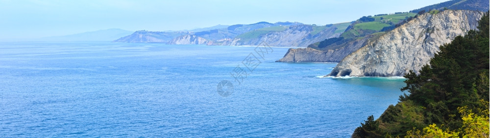 大西洋夏季岩石海岸线全景西班牙比斯凯湾图片