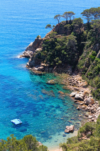 夏季海岩岸顶端水面有阳光明媚的火花西班牙图片