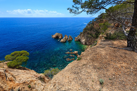 西班牙科斯塔布拉瓦的夏季海洋岩石岸景观从上面查看图片