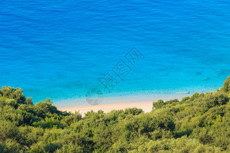 夏季早晨上爱奥尼亚海滨最美景与阿尔巴尼亚海滩图片
