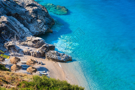 夏季早晨爱奥尼亚海滨和滩有透明的平面水阿尔巴尼亚图片