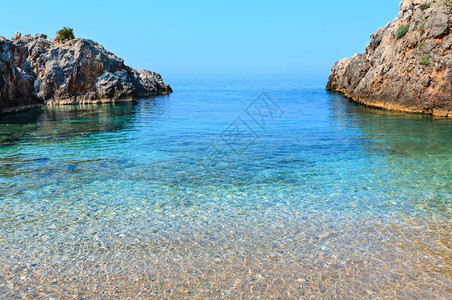 以清晰透明的水面观察爱奥尼亚海滨图片
