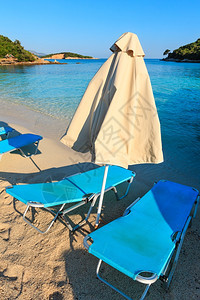 夏晨沙滩子Ksamil海滩带防晒床和遮阳罩阿尔巴尼亚图片