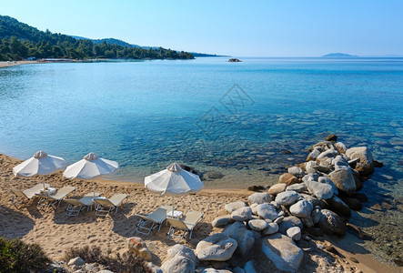 夏季晨沙滩有防晒床和遮阳罩锡索尼亚恰基希腊图片