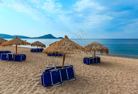 夏日晨沙面带防晒床和遮阳罩锡索尼亚恰基迪希腊图片
