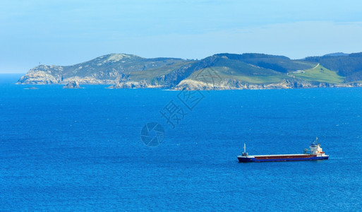 渡船和大西洋夏季海岸线景观西班牙加利亚图片