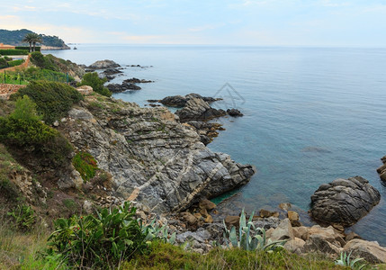 西班牙科斯塔布拉瓦的帕莫斯附近沿海夏季早晨风景图片