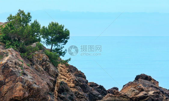 西班牙科斯塔布拉瓦的帕莫斯附近沿海夏季早晨风景图片