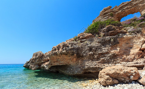 在阿尔巴尼亚干燥海滩的岩石洞里夏季爱奥尼亚海滨风景图片