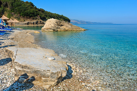 夏季上午Pulebardha海滩有防晒床草荫和石块阿尔巴尼亚萨兰达图片