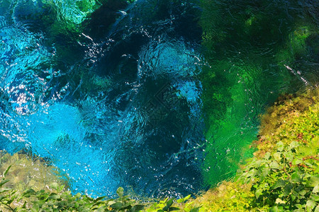 蓝眼泉水有清晰的蓝色夏季水景阿尔巴尼亚弗罗州的穆津附近图片
