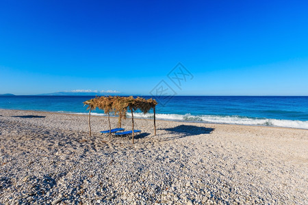夏晨沙滩带防晒霜和树冠阿尔巴尼亚图片