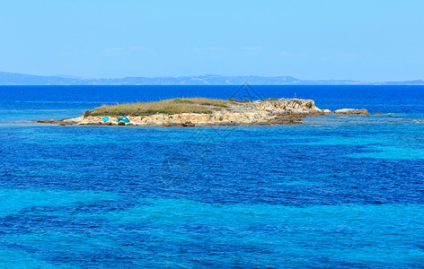 爱琴海岸风景与岩石岛图片