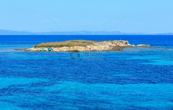 爱琴海岸风景与岩石岛图片