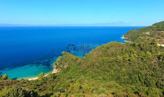 爱琴海岸风景与迷雾中的阿托斯山半岛希腊迦勒基迪图片