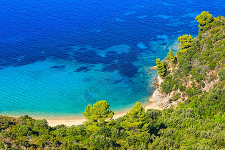 爱琴海岸风景与沙滩希腊查尔基迪图片