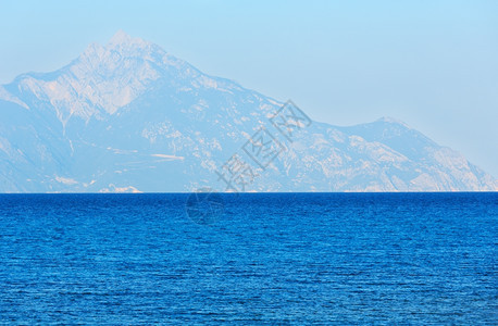 爱琴海岸夜间风景和烟雾中的阿多斯山希腊迦勒基迪图片