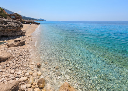 阿尔巴尼亚的陆制海滩夏季爱奥尼亚海滨风景人们无法辨认图片